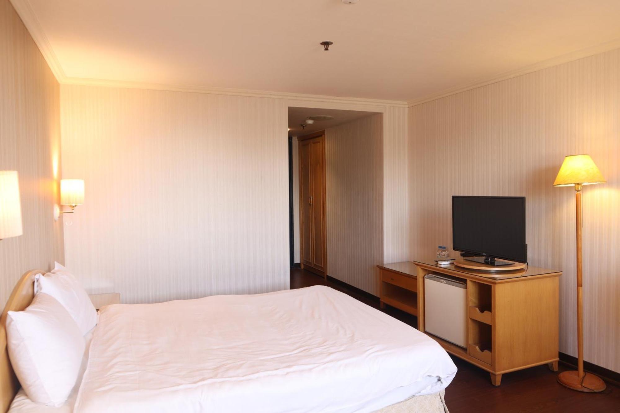 Hermes Hotel Hsinchu stad Exteriör bild